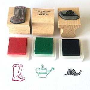 Kit d'estampes Garden Delights : bottes en caoutchouc, escargots et outils | Kit de bricolage adapté aux débutants avec tampons encreurs