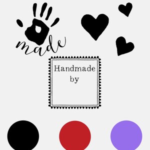 以下が含まれることがあります： 「Handmade by」のスタンプに手形と「made」という単語が筆記体で書かれています。黒いハートが3つと黒い円。赤い円と紫の円です。