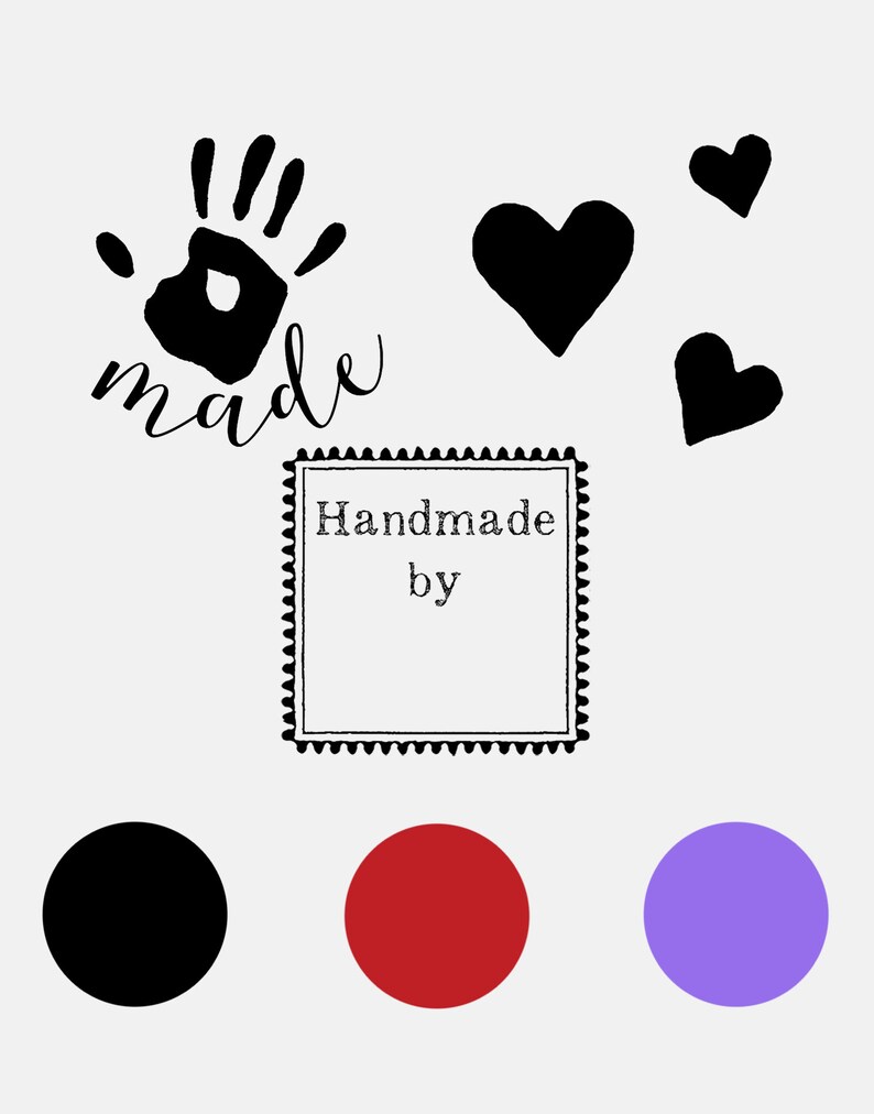 以下が含まれることがあります： 「Handmade by」のスタンプに手形と「made」という単語が筆記体で書かれています。黒いハートが3つと黒い円。赤い円と紫の円です。