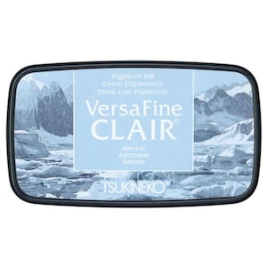 Almohadilla de tinta VersaFine Clair Arctic Blue: pigmento ecológico de secado rápido para estampación con detalles finos.