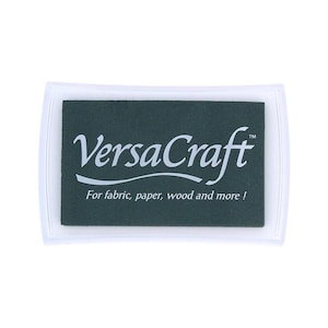 以下が含まれることがあります： 白いプラスチック製のインクパッドで、緑色のインクパッドが内側にあります。インクパッドには、白い文字で「VersaCraft」と「布、紙、木などにも使えます！」という文字が書かれています。