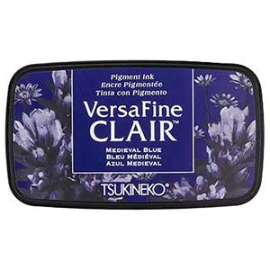 Könnte beinhalten: Ein blaues Stempelkissen mit dem Text "VersaFine CLAIR" und "MEDIEVAL BLUE" in Weiß. Das Stempelkissen wird von Tsukineko hergestellt.