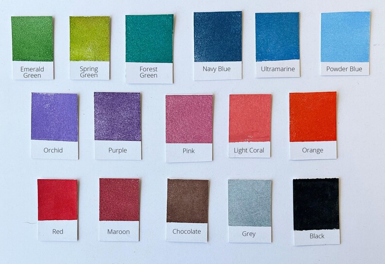 Puede incluir: Carta de colores con 18 muestras de pintura, cada una con una etiqueta de nombre. Los colores incluyen verde esmeralda, verde primavera, verde bosque, azul marino, ultramar, azul polvo, orqu&iacute;dea, morado, rosa, coral claro, naranja, rojo, granate, chocolate, gris y negro.