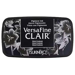 Könnte beinhalten: Schwarzes Stempelkissen mit dem Text "VersaFine CLAIR Nocturne Nocturne Nocturno TSUKINÉKO" und einem floralen Design.
