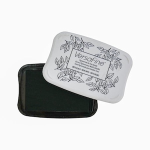 Tampon encreur Versafine noir onyx pour estamper les moindres détails et créer des créations d'archives