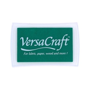 Könnte beinhalten: Ein grünes Stempelkissen mit dem Text "VersaCraft" und "For fabric, paper, wood and more!" in weißer Schrift.