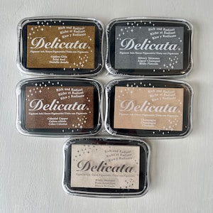 Almohadillas de tinta metálicas Tsukineko Delicata: veganas, ecológicas y de múltiples colores para estampación y manualidades.