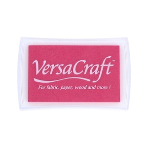 Tampone d'inchiostro VersaCraft rosa ciliegia per timbri su tessuto, carta, legno e cartoncino
