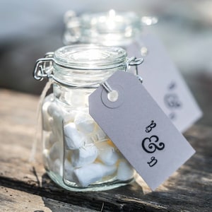 Sello de goma ecológico con monograma "&" personalizado para recuerdo de boda, ideal para papelería y manualidades.