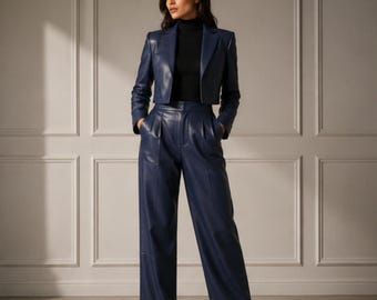 Completo da donna in pelle blu navy, composto da giacca corta e pantaloni a gamba larga, ideale per Halloween.