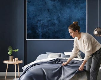 Tenda a rullo testurizzata blu scuro, oscurante, su misura, arredamento moderno e minimalista.