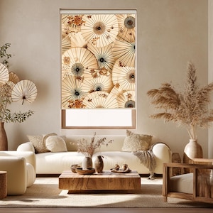 Pode incluir: Uma cortina de rolo para janela com um padrão repetitivo de sombrinhas de papel tradicionais em tons de bege e creme, com raios castanhos escuros e detalhes florais, exibida numa sala iluminada com móveis e decoração neutros.