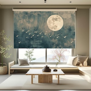 Pode incluir: Uma cortina de rolo com uma cena impressa de uma lua cheia grande e texturizada contra um céu azul e cinzento escuro e melancólico, com um bando de pássaros em voo. O design tem uma estética pictórica e desgastada com pinceladas visíveis.