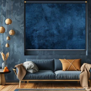Può includere: Un moderno soggiorno con un divano blu, un tavolino in legno e un grande dipinto astratto. Lampade a sospensione decorative in legno pendono dal soffitto. Un vaso con fiori secchi e una coperta aggiungono calore.