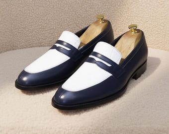 Tweekleurige penny loafers voor heren, marineblauw en wit leer, handgemaakte instapschoenen, loafers met krokodillenprint, schoenen voor een bruiloft of feestje.
