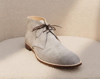 Hellgraue Wildleder Chukka Boots für Herren - Handgemachte minimalistische Desert Boots, Schnürstiefeletten, klassische, moderne Schuhe