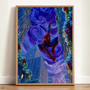 Puede incluir: Una impresión artística vertical enmarcada que representa a un superhéroe rojo y azul balanceándose sobre el horizonte de una ciudad de noche. La escena muestra nubes púrpuras y azules sobre rascacielos decorados con luces festivas y flores rojas.