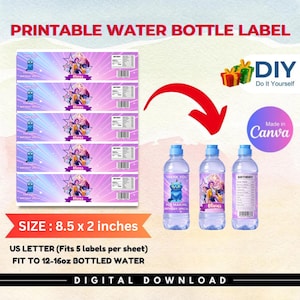 Puede incluir: Una taza de cerámica blanca con un asa negra y el texto "But First, Coffee" en negro, con una fuente de estilo manuscrito. La taza está sobre una superficie blanca.