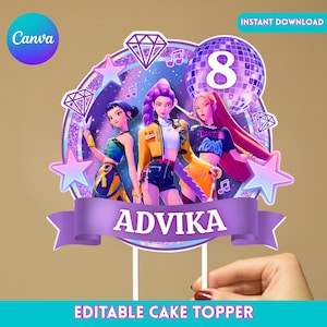 Może przedstawiać: Topper na ciasto z trzema postaciami z kreskówek w fioletowych, żółtych i pomarańczowych strojach. Projekt zawiera kulę dyskotekową, gwiazdy i diamenty, z napisem "ADVIKA" na banerze. Widoczne są również słowa "INSTANT DOWNLOAD" i "EDITABLE CAKE TOPPER".