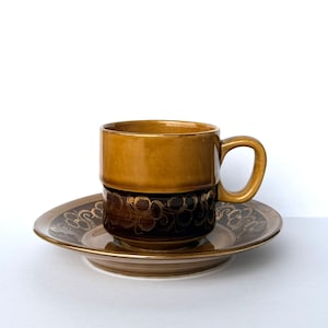 Conjunto vintage de xícara e pires Tulowice, cerâmica polonesa com esmalte cor de mel, década de 1970/80, estilo retrô floral, decoração de cozinha vintage de meados do século XX.