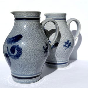 Auténtica jarra Bembel de cerámica vidriada con sal de Marzi & Remy Westerwald – Mini jarras de gres alemán de la década de 1950, estilo moderno de mediados de siglo, color azul cobalto, decoración folclórica, juego de 2