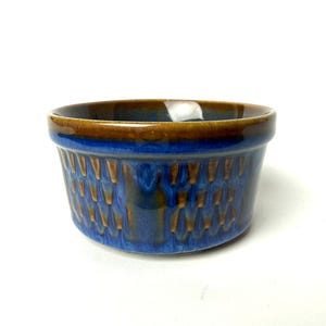 Azucarero de granito azul danés de Maria Philippi – Søholm Bornholm, década de 1960. Gres, esmalte azul intenso, decoración de juego de café de estilo moderno de mediados de siglo.