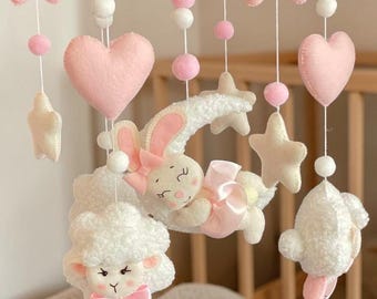 Móvil para bebé hecho a mano "Conejito en la Luna", decoración para la habitación del bebé, juguetes de fieltro, un regalo versátil para un recién nacido.