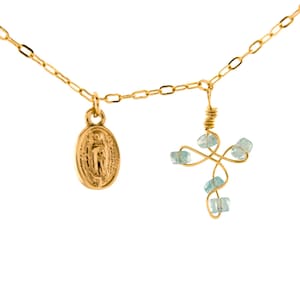 Collar Virgen de Guadalupe chapa de oro 22k, handmade en alambrismo con piedras naturales aguamarina, regalo devocional