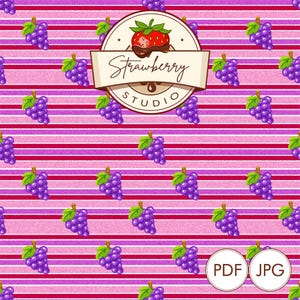 Pode incluir: Padrão repetitivo de uvas roxas com folhas verdes em um fundo listrado rosa e vermelho. A imagem inclui um logotipo circular com um morango mergulhado em chocolate e o texto "Strawberry Studio".