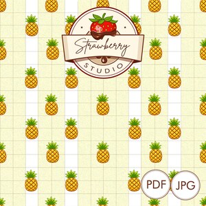 Pode incluir: Padrão repetido de abacaxis amarelos com topos verdes em um fundo de grade amarelo claro. A imagem inclui um logotipo com um morango mergulhado em chocolate e o texto "Strawberry Studio".