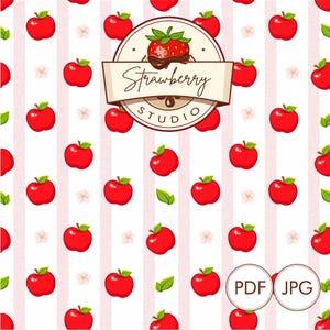 Pode incluir: Um padrão repetitivo de maçãs vermelhas, folhas verdes e pequenas flores brancas em um fundo branco com listras rosa verticais. A imagem inclui um logotipo circular com o texto "Strawberry Studio" e um morango mergulhado em chocolate.