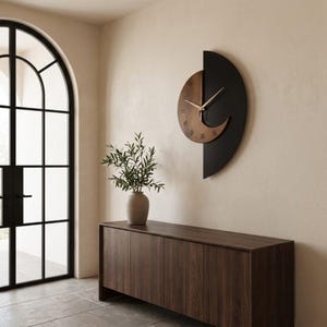 Geometrische Wanduhr, moderne Holzwanduhr, minimalistische schwarze Wanduhr, geräuschlose moderne Uhr, Wohnaccessoire im Mid-Century-Modern-Stil