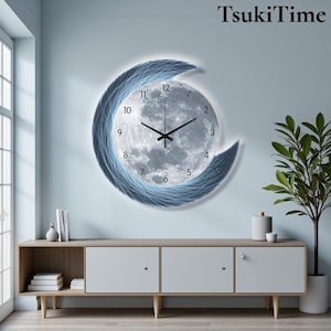 Puede incluir: Un reloj de pared con forma de media luna con una esfera texturizada que se asemeja a la luna. El reloj tiene manecillas negras y un borde azul texturizado. El texto "TsukiTime" es visible en la esquina superior derecha.