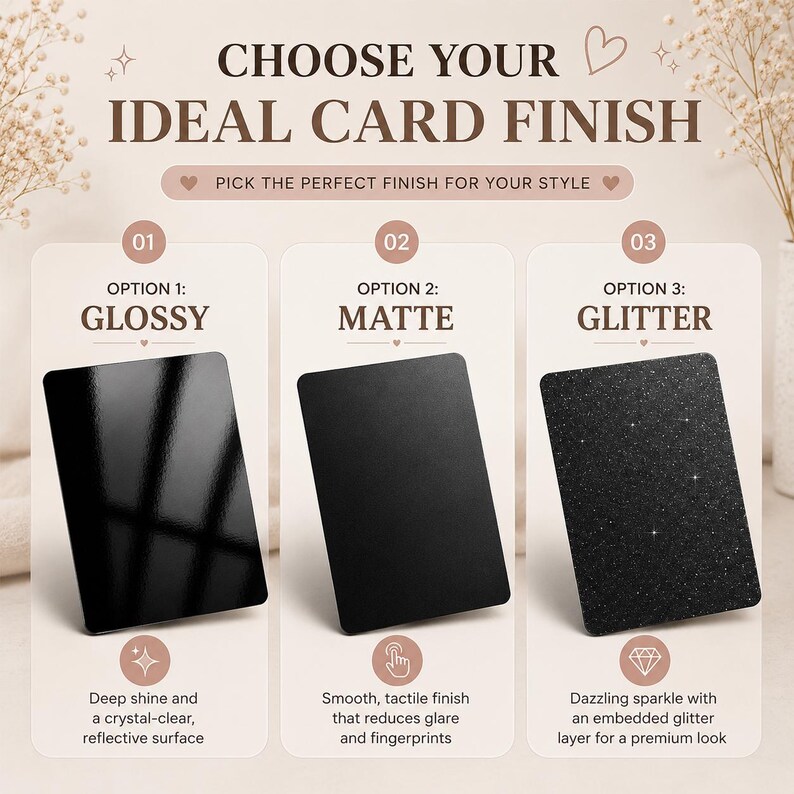 Puede incluir: Imagen que muestra tres opciones de acabado de tarjetas: Brillante, Mate y Purpurina. La tarjeta brillante tiene una superficie reflectante, la mate tiene un acabado liso y la purpurina brilla. Texto: "ELIGE EL ACABADO DE TARJETA IDEAL."