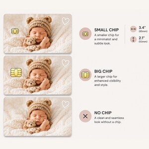Puede incluir: Tres opciones de dise&ntilde;o para un producto, cada una con un beb&eacute; dormido con un gorro de oso y un osito de peluche. Las opciones incluyen un chip peque&ntilde;o, un chip grande y sin chip. Las dimensiones son 85 mm por 53 mm.