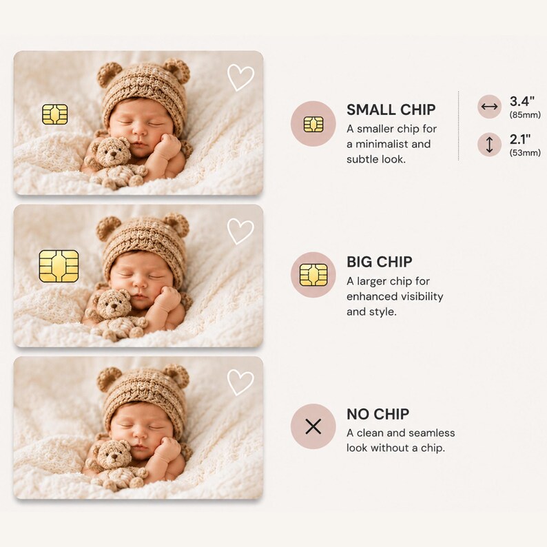 Puede incluir: Tres opciones de dise&ntilde;o para un producto, cada una con un beb&eacute; dormido con un gorro de oso y un osito de peluche. Las opciones incluyen un chip peque&ntilde;o, un chip grande y sin chip. Las dimensiones son 85 mm por 53 mm.