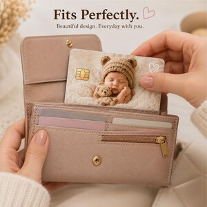 Puede incluir: Una cartera rosa claro con cremallera dorada y cierre de bot&oacute;n a presi&oacute;n, que contiene una tarjeta con una foto de beb&eacute;. La tarjeta tiene un chip dorado y un s&iacute;mbolo de coraz&oacute;n. El texto "Fits Perfectly" y "Beautiful design. Everyday with you." es visible.