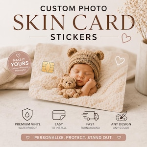 Puede incluir: Una pegatina personalizada para tarjeta SIM con foto de un beb&eacute; con un gorro de oso y un osito de peluche. La tarjeta tiene el texto "CUSTOM PHOTO SKIN CARD STICKERS" e iconos para impermeable, f&aacute;cil de instalar, entrega r&aacute;pida y cualquier dise&ntilde;o.