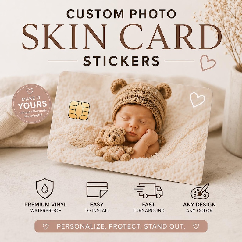 Puede incluir: Una pegatina personalizada para tarjeta SIM con foto de un beb&eacute; con un gorro de oso y un osito de peluche. La tarjeta tiene el texto "CUSTOM PHOTO SKIN CARD STICKERS" e iconos para impermeable, f&aacute;cil de instalar, entrega r&aacute;pida y cualquier dise&ntilde;o.