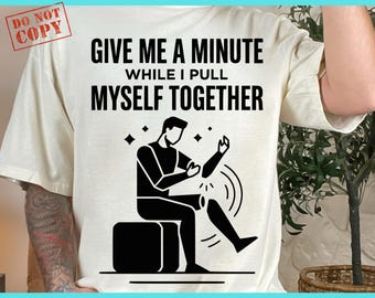 Me dê um minuto enquanto eu me recomponho PNG: Camiseta com estampa engraçada de saúde mental para amputados, humor sarcástico (Download Digital)