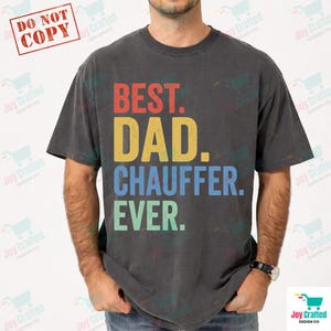 Op de afbeelding: Donkergrijs t-shirt met de tekst "BEST. DAD. CHAUFFER. EVER." in rood, geel, blauw en groen. Het shirt heeft een vintage, versleten uitstraling. Een rode "DO NOT COPY" stempel staat linksboven.
