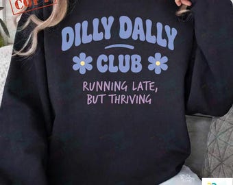 Dilly Dally Club PNG, Zawsze spóźniony, ale kwitnący sublimacja, Uroczy, modny wiosenny projekt koszulki, Zabawny, leniwy, dziewczęcy, letni pasek