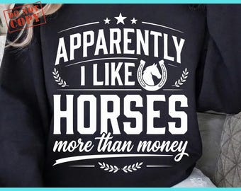 Aparentemente, gosto mais de cavalos do que de dinheiro PNG: Design de camiseta com humor equestre engraçado, citação de amante de cavalos, cavaleiro, PNG, gráfico de vida na fazenda