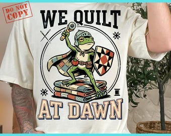 Nós fazemos quilting ao amanhecer PNG: Camiseta engraçada com estampa de sapo fazendo quilting, cavaleiro medieval, quilter, hobby de costura, humor png, sapo fofo vintage (download digital)