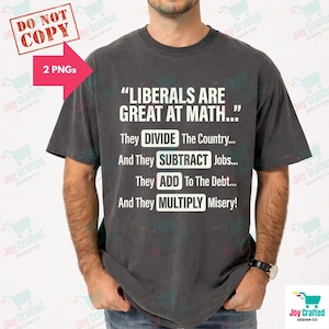 Op de afbeelding: Donkergrijze t-shirt met witte tekst: "LIBERALEN ZIJN GOED IN WISKUNDE..." gevolgd door: "Ze VERDELEN het land... En ze TREKKEN banen AF... Ze TELLEN op bij de schuld... En ze VERMENIGVULDIGEN de ellende!"