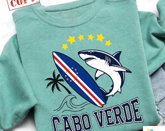 Zabawny Cape Verde PNG, Koszulka z nadrukiem rekina z flagą Cape Verdean Roots, Projekt koszulki dla kobiet i mężczyzn, Dziedzictwo rekinów surfujących na plaży, Afrykańskie korzenie, PNG