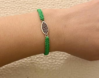 Bracciale in macramè verde fatto a mano, bracciale con cordino regolabile, gioiello minimalista, regalo per lei, bracciale boho
