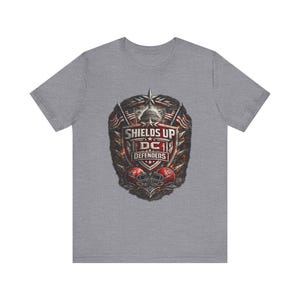 Camiseta do DC Defenders, Camiseta do DC Defenders da UFL, Camiseta de Futebol Americano de Washington, Camiseta com Estampa "Shields Up", Presente Ideal para Fãs de Futebol Americano na Primavera e Dia de Festa Antes do Jogo imagem 3
