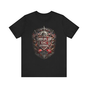 Camiseta do DC Defenders, Camiseta do DC Defenders da UFL, Camiseta de Futebol Americano de Washington, Camiseta com Estampa "Shields Up", Presente Ideal para Fãs de Futebol Americano na Primavera e Dia de Festa Antes do Jogo imagem 2