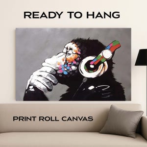Può includere: Stampa su tela raffigurante uno scimpanzé con le cuffie, con una mano sulla bocca. L'opera è in stile graffiti, con accenti colorati sul viso e sulle cuffie. Il testo in alto recita "READY TO HANG" e in basso "PRINT ROLL CANVAS".